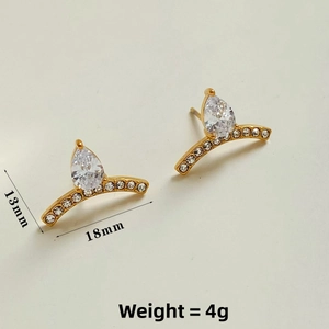 Détail macro de boucles d'oreilles en zircon doré montrant taille 18x13mm et poids 4g