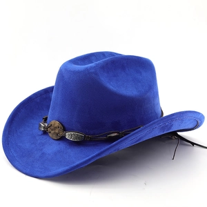 Détail d'un chapeau de cowboy bleu roi en daim avec boucle argentée et cordon tressé