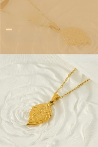 Vue détaillée du collier pendentif feuille plaqué or 18k avec gaufrage de pièces