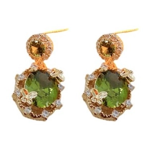 Orecchini vintage placcati oro con pietra ovale verde e accenti di farfalla dorata