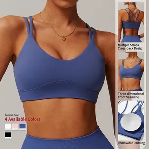 Soutien-gorge de sport bleu avec dos croisé et coussinets amovibles en vue studio