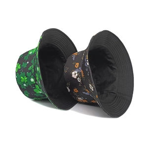 Cappello da sole reversibile con stampa di trifoglio verde e motivi floreali su nero