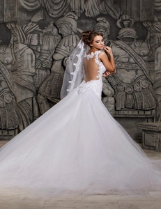 Détail d'une robe de mariée sirène blanche avec dos nu et longue traîne en dentelle
