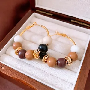 Boucles d'oreilles créoles rétro dorées à l'or 18K avec perles en bois colorées