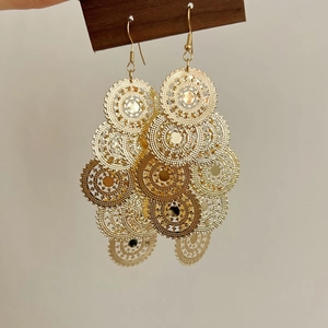 Boucles d'oreilles bohèmes dorées élégantes avec motifs ajourés circulaires