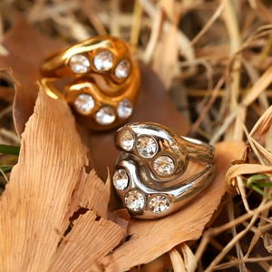 Teardrop 18k gold and silver stainless steel rings with zircons on natural bark