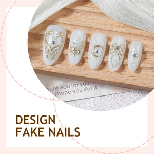Faux ongles amande œil de chat blancs avec charmes dorés lune et cœur chic