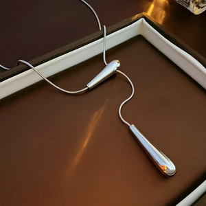 Détail du collier à pendentif goutte d'argent dans son coffret cadeau de luxe