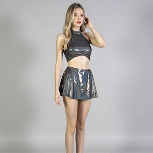 Detail eines sexy reflektierenden Halter-Tops und Minirock mit Rüschen für Club-Partys