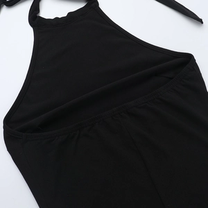 Detail des Halter-Ausschnitts und Rückenausschnitts dieses schwarzen Partykleides