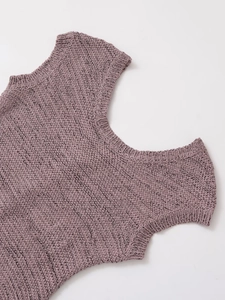Dettaglio del top a costine viola che mostra le cuciture di qualità e lo scollo curato