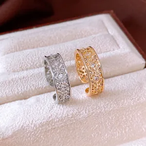 Bagues ouvertes luxueuses plaquées or et argent avec fleurs en zircone dans un écrin