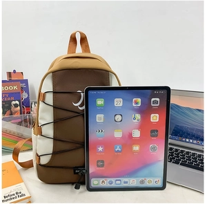 Gedetailleerde vergelijking van de rugzakcapaciteit met laptop en boeken voor school