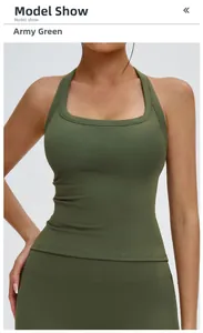 Dettaglio del top sportivo verde militare con scollo quadrato e trama del tessuto opaco