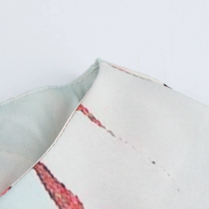 Detailopname van lichtblauwe satijnen stof met elegant roze en bruin bloemenprintpatroon