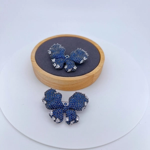 Broche papillon argentée avec cristaux bleu de klein et accents de zircon blanc