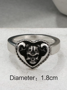 Dettaglio dell'anello gotico con teschio e cuore, diametro 1,8 cm e finitura ossidata
