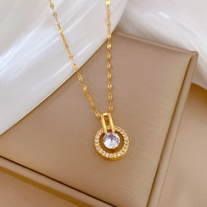 Elegante collana in acciaio al titanio dorato con ciondolo a cerchio in zircone su seta