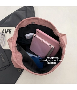 Makroaufnahme des geräumigen Innenraums der rosa Cordtasche mit Reißverschluss und Tablet