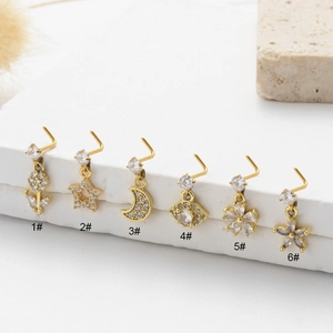 Set aus goldenen L-Nasensteckern mit Mond-, Stern- und Blumen-Designs und Zirkonia-Steinen
