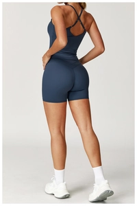 Vista posteriore di un set yoga blu navy con spalline incrociate e pantaloncini a vita alta