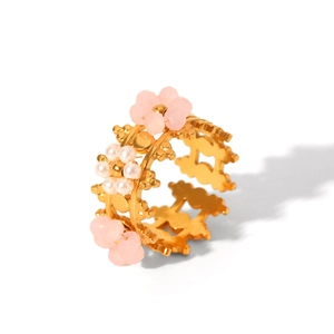 Vue détaillée de la bague couronne dorée avec fleurs roses et perles blanches nacrées