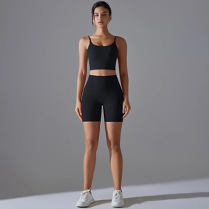Vista completa del set yoga nero da donna con top a fascia e pantaloncini a vita alta