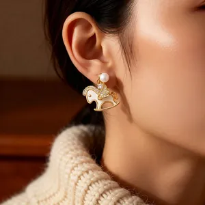 Boucles d'oreilles cheval à bascule plaquées or 14k avec perles et cristaux