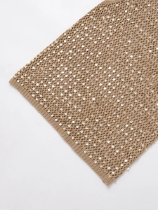 Vue détaillée des paillettes dorées et du tricot ajouré d'un gilet pour femmes