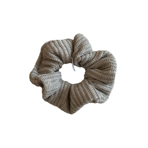 Bandeau large beige tricoté à la main avec texture tissée vintage sur fond blanc