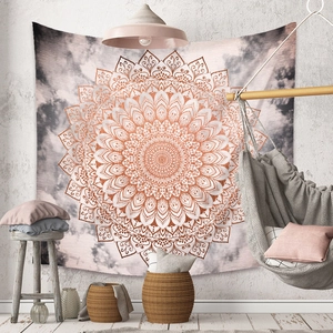 Détail de tapisserie mandala bohème avec motifs orange bronze dans une pièce cozy
