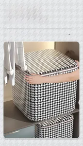 Detail der Houndstooth-Aufbewahrungstasche für saisonale Decken und Kleidung mit viel Platz