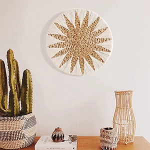 Wanddeko aus Seegras und Baumwolle im Sonnenstrahl-Design für ein böhmisches Interieur