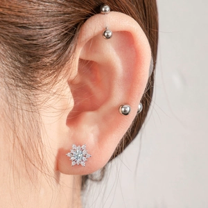 Schneeflocken-Ohrstecker mit blauem Zirkonia und silbernen Schraub-Ohrknorpelsteckern