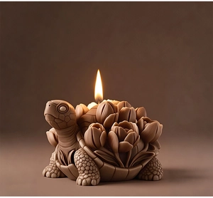 Nahaufnahme einer braunen Schildkrötenkerze mit detailliertem Tulpenblüten-Panzer-Design
