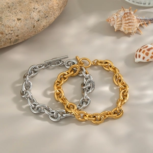 Bracelets à boucle OT en or 18 carats et argent avec chaîne ovale sur fond de roche naturelle