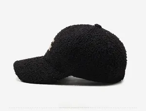 Vue latérale de la texture laine d'agneau noire et visière courbée de la casquette hiver