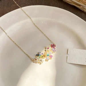 Collier doré en acier inoxydable avec fleurs en cristal coloré sur plateau