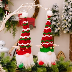 Gnomes de Noël suspendus avec lumières LED et petites clochettes dorées