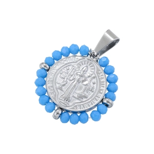 Dettaglio del ciondolo medaglia San Benedetto in argento con perline in vetro blu sfaccettate