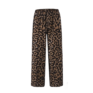 Dettaglio del motivo leopardato dei pantaloni casual a gamba larga con coulisse in vita