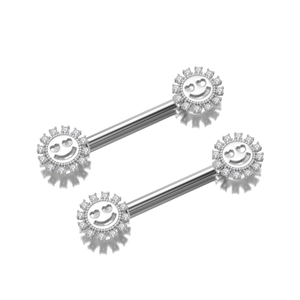 Vista macro di piercing per capezzoli in zircone argento con design a faccina sorridente