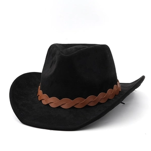Détail d'un chapeau de cowboy noir avec ruban tressé marron et texture en feutre doux