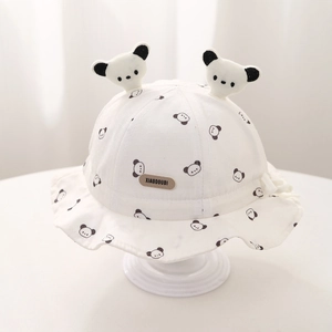 Détail d'un chapeau de soleil bébé avec imprimé panda, oreilles 3D et étiquette cuir