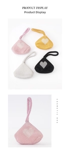 Details einer dreieckigen Abendtasche mit Strasssteinen und Herzmuster