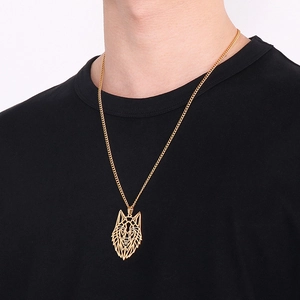 Homme portant un collier pendentif tête de loup doré au design géométrique style hip-hop
