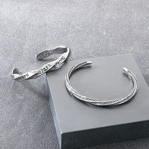 Détail macro du bracelet viking torsadé avec des runes nordiques gravées au fini mat