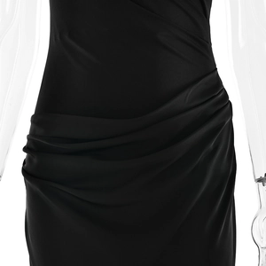 Détail d'une robe moulante noire élégante avec des fronces et des drapés à la taille