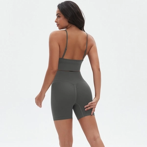 Detail der anthrazitgrauen Yoga-Shorts mit hoher Taille und Scrunch-Butt-Lifting-Design