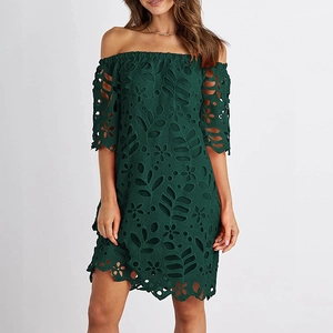 Detailaufnahme der floralen Spitze an diesem dunkelgrünen schulterfreien Midi-Kleid